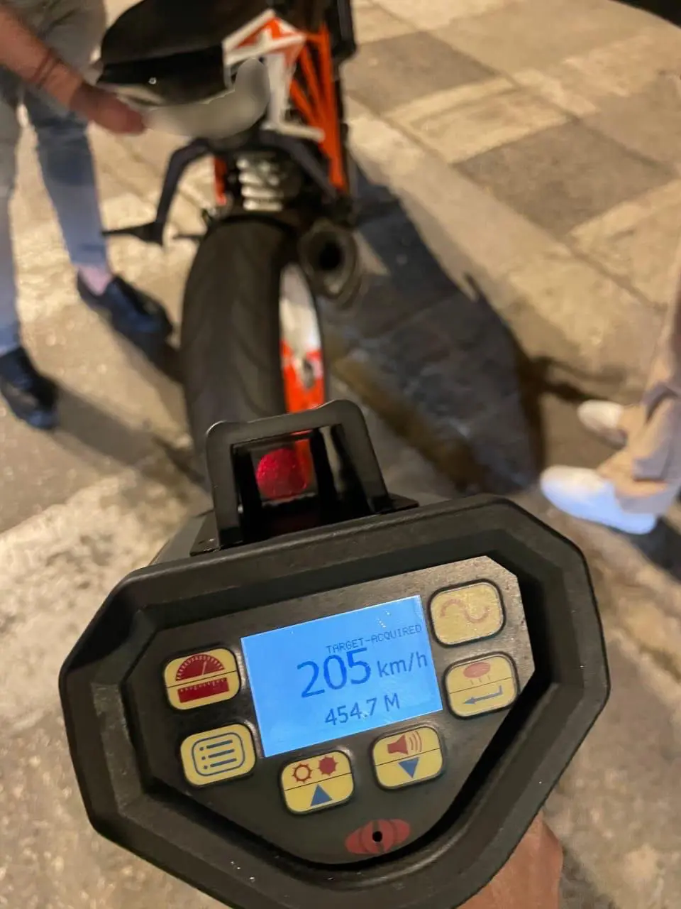Εκανε τη Βουλιαγμένης πίστα MotoGP! Χειροπέδες σε 35χρονο που έτρεχε με 205 χλμ/ώρα!